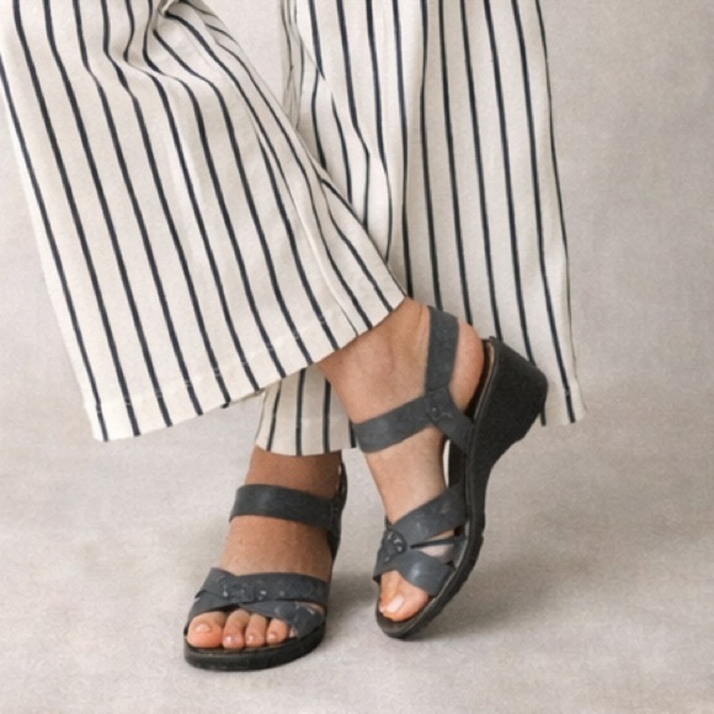 UGG Mayley Sandals braided crisscross wedge EUC $130‎ Size 7 S3146 charcoal gray